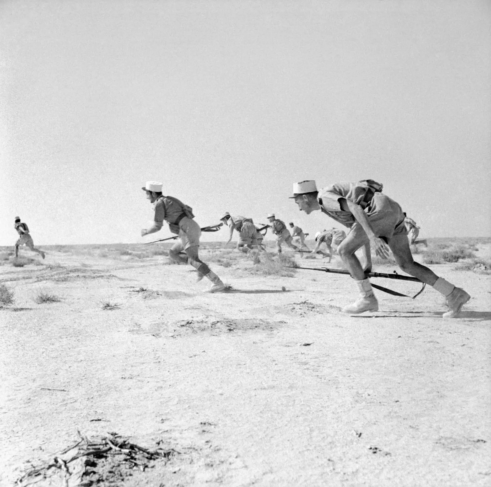 Légionnaires de la 13ᵉ demi-brigade à Bir Hakeim, juin 1942, par Len Chetwyn, Imperial War Museums