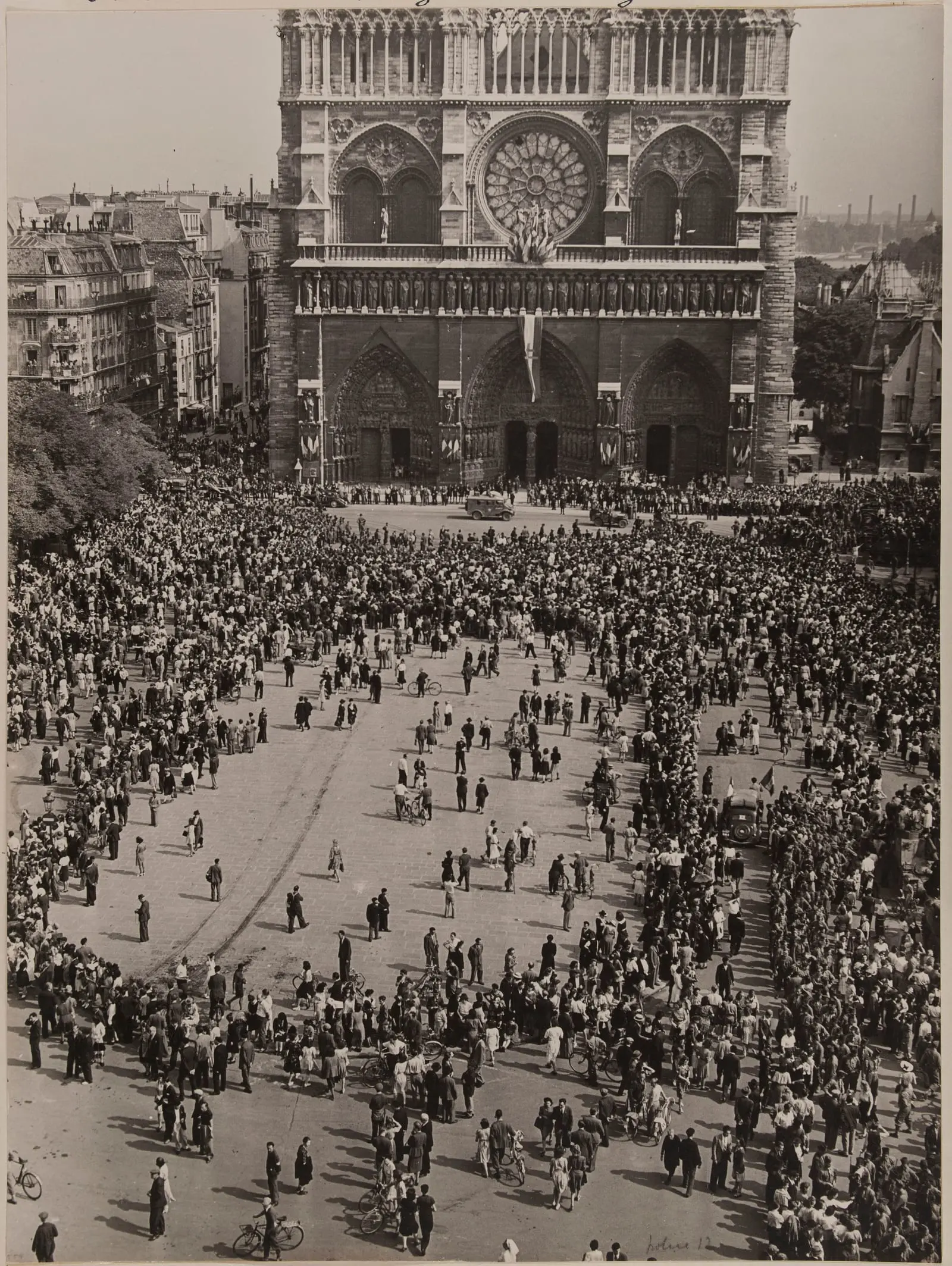 La foule attend le général de Gaulle, 26 août 1944, par Préfecture de police de Paris
