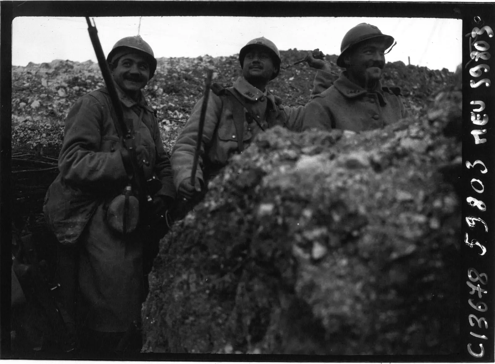Dans une tranchée de première ligne, 1916, par Agence de presse Meurisse