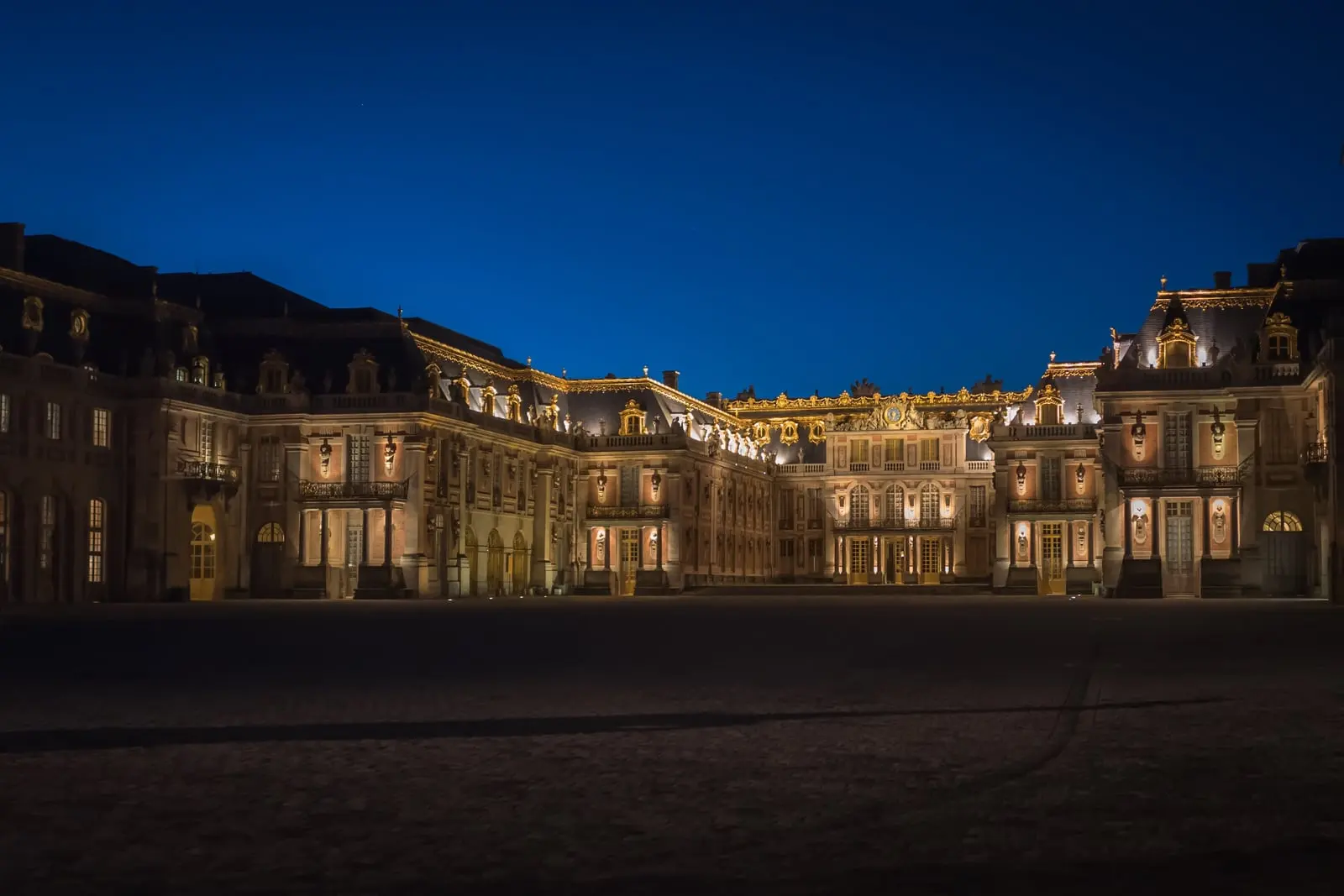 La cour royale du château de Versailles, à la nuit tombante, par Denis Cheyrouze